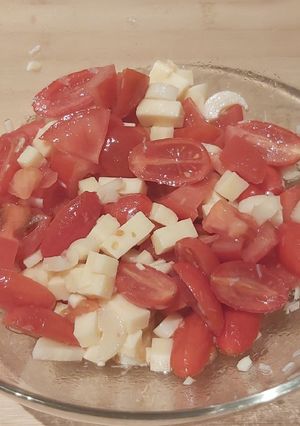 Una foto de Ensalada de tomate con palmitos y queso