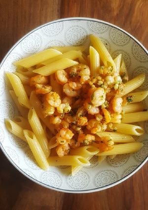 Une photo de Pâtes aux crevettes, ail et persil