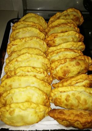 Una foto de Empanadas de carne o jamón y mozzarella