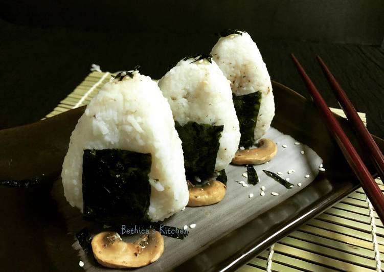 Steps to Prepare Perfect Onigiri