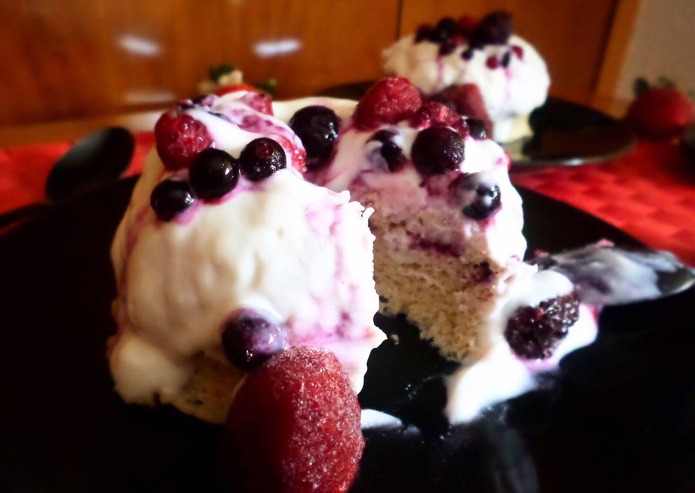 Mug cake de yogur y frutos rojos