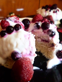 Una foto de Mug cake de yogur y frutos rojos