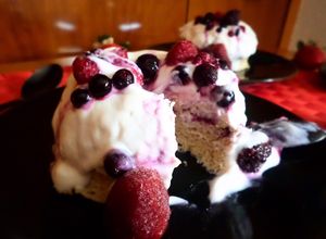 Foto principal de Mug cake de yogur y frutos rojos