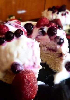 Foto principal de Mug cake de yogur y frutos rojos