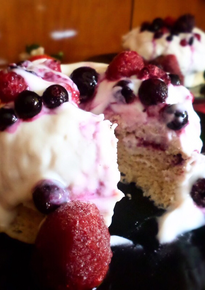 Una foto de Mug cake de yogur y frutos rojos