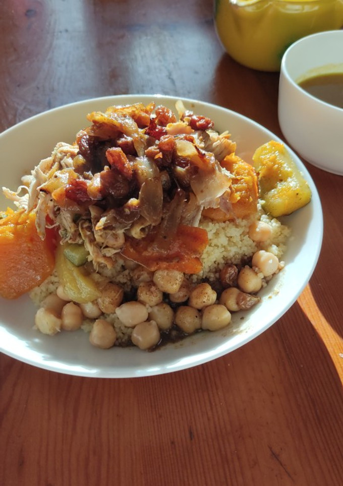 Una foto de Cuscús de pollo y verduras
