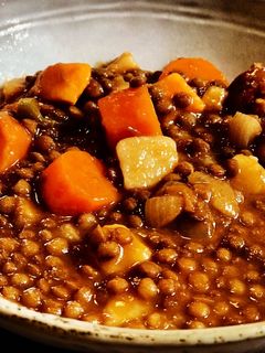 Una foto de Lentejas estofadas con boniato y cebolla morada