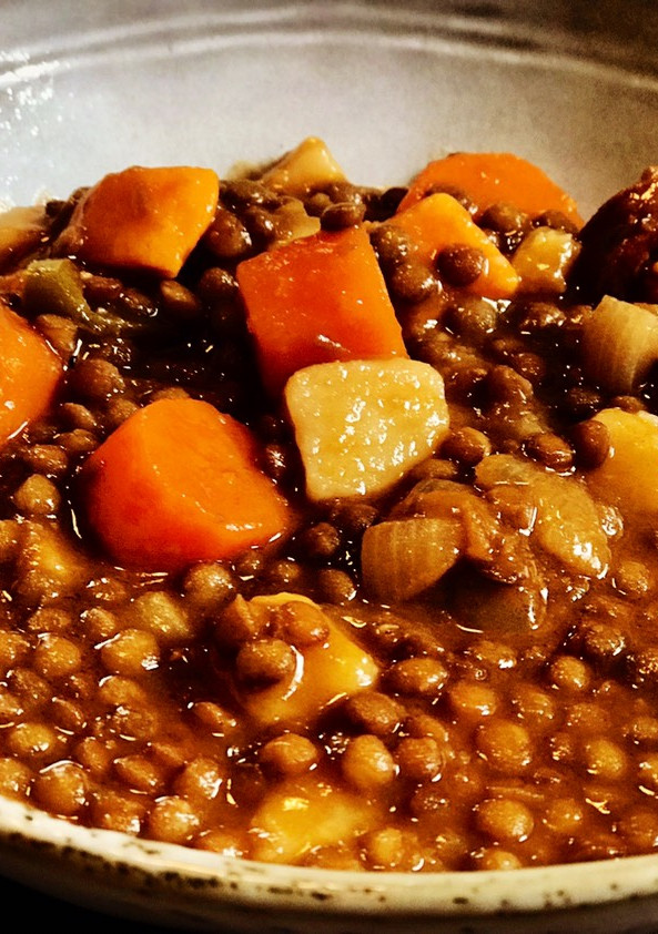Una foto de Lentejas estofadas con boniato y cebolla morada