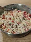 Ensalada del Día: Aprovechamiento de Pilaf con Garbanzos y Salmón Ahumado