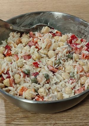 Una foto de Ensalada del Día: Aprovechamiento de Pilaf con Garbanzos y Salmón Ahumado