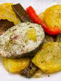 Merluza al horno con patatas y pimientos