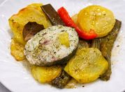 Una foto de merluza al horno con vino blanco