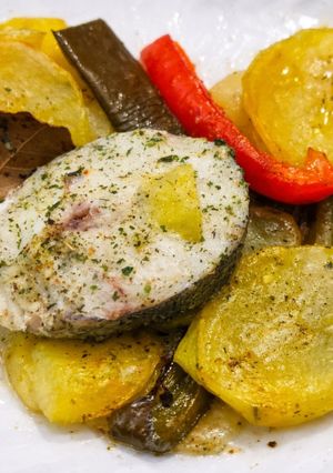 Una foto de Merluza al horno con patatas y pimientos