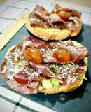 Tosta de bresaola con aguacate