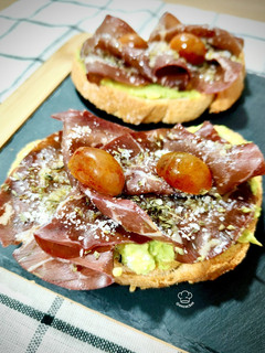 Una foto de Tosta de bresaola con aguacate