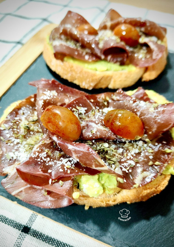 Una foto de Tosta de bresaola con aguacate