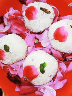 नारियल के लड्डू (Nariyal Laddoo Recipe in Hindi) रेसिपी मुख्य फोटो