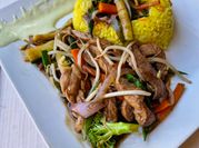 Una foto de comida china carne apio