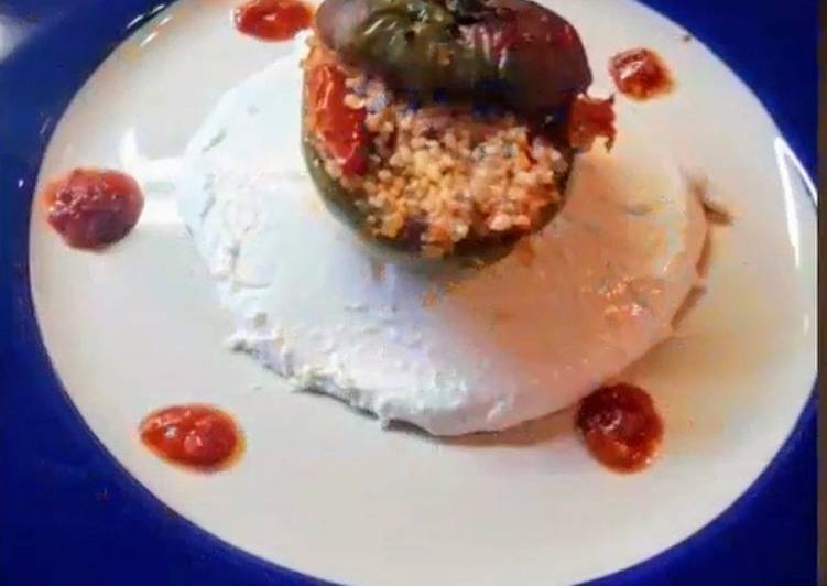 Peperoni ripieni di couscous e tonno su letto di mozzarella