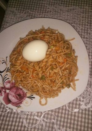 A picture of Jollof spaghetti with macaroni with mixed vegetable.