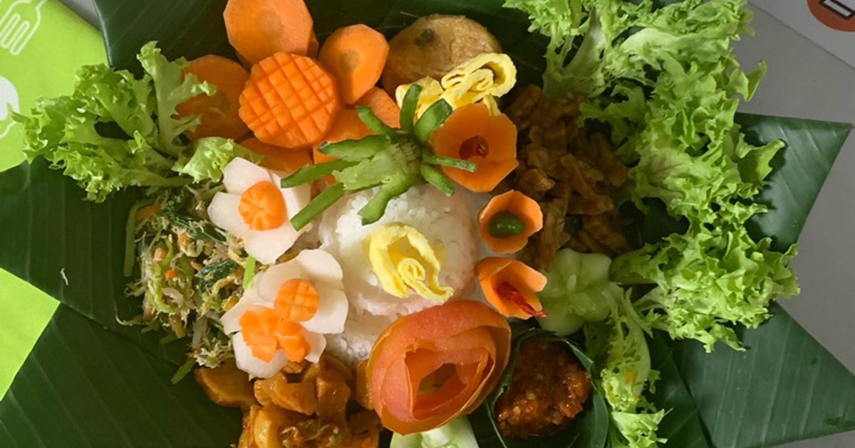 Tumpeng mini Nasi putih dengan Garnish