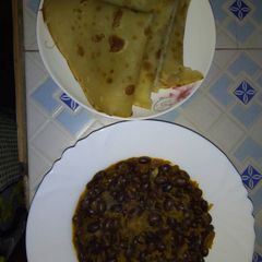 A picture of Chapati and Blackbeans.