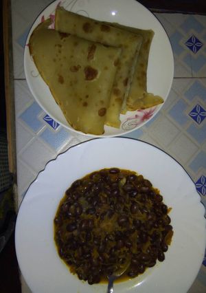 A picture of Chapati and Blackbeans.