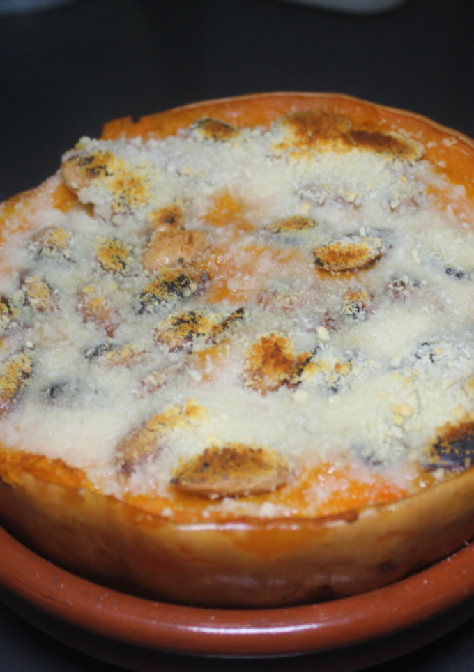 Una foto de Calabaza rellena de gambas y samfaina