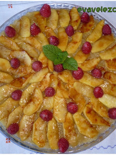Una foto de Tarta de manzana y frambuesas