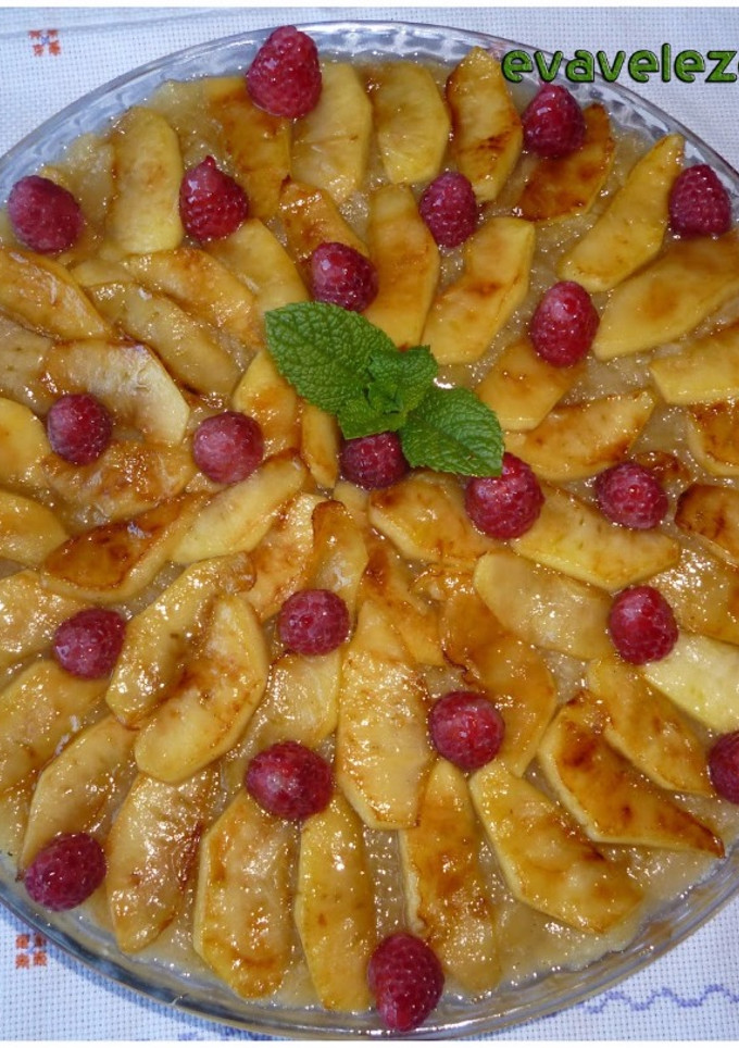 Una foto de Tarta de manzana y frambuesas
