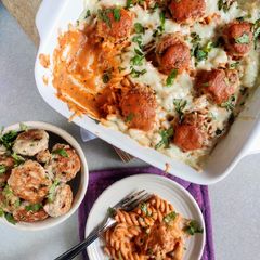 A picture of Chicken kebab makhani pasta.