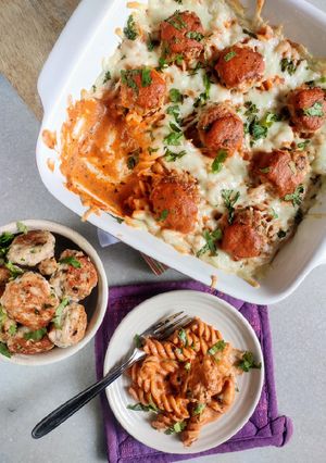 A picture of Chicken kebab makhani pasta.