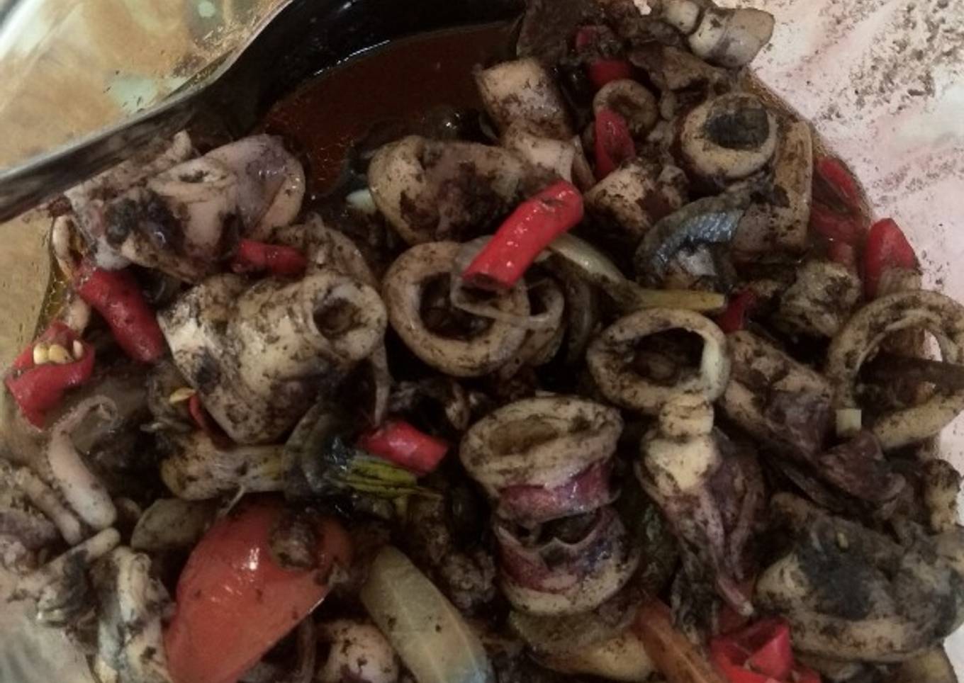 Cumi (manis dan asam) di sebelah kanan