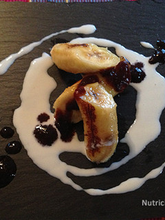 Una foto de Plátano con salsa gatzatua y chocolate