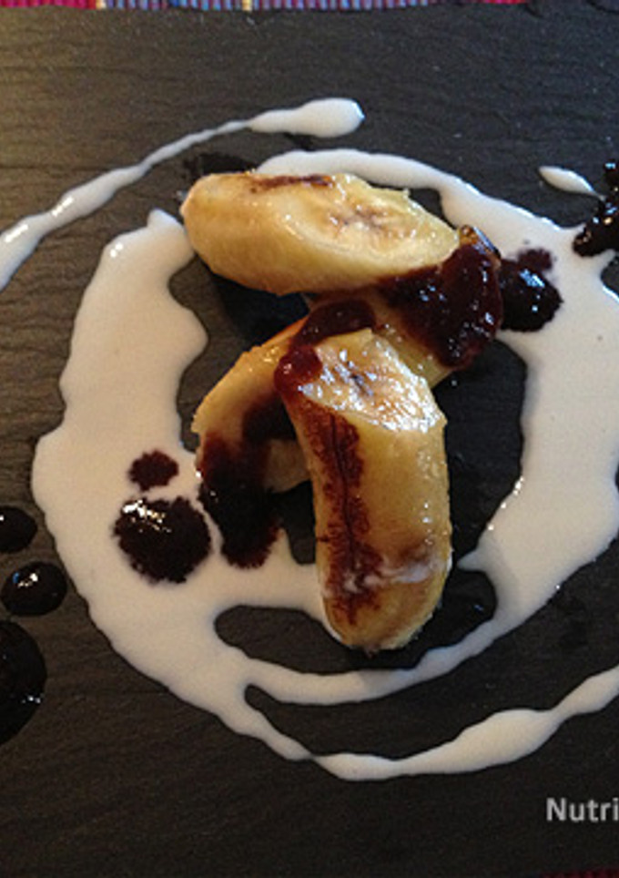 Una foto de Plátano con salsa gatzatua y chocolate