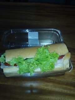 Una foto de Sándwich relleno de pollo con tres quesos