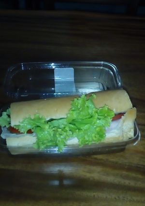 Una foto de Sándwich relleno de pollo con tres quesos