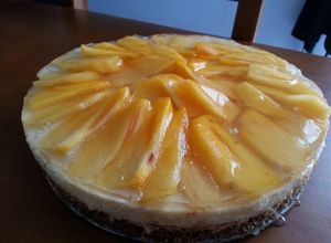 Una foto de Tarta de mascarpone con caquis persimon y base de galletas con nueces