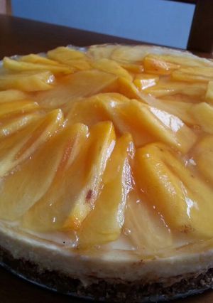 Foto principal de Tarta de mascarpone con caquis persimon y base de galletas con nueces