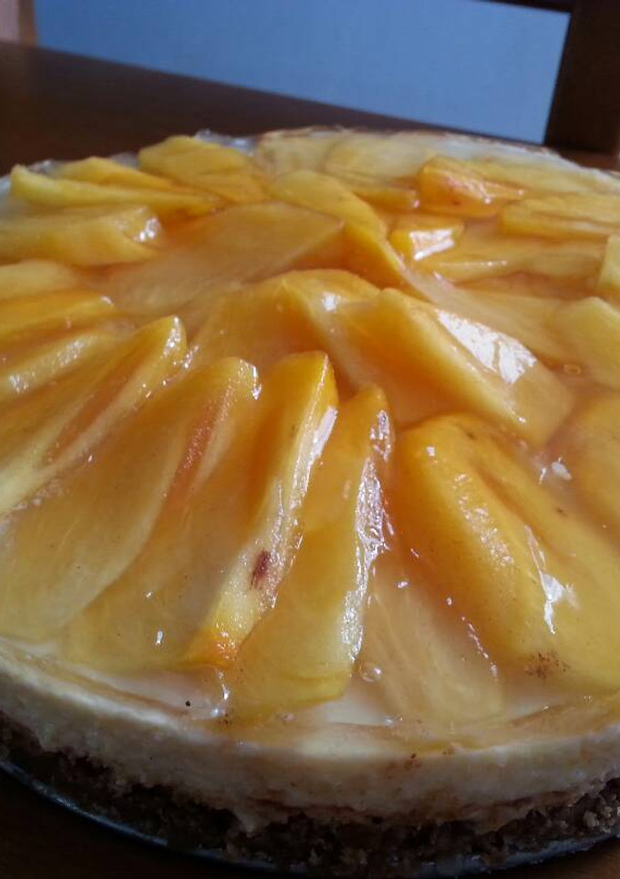 Una foto de Tarta de mascarpone con caquis persimon y base de galletas con nueces