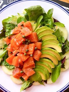 Hình của món Salad Cá Hồi Xông Khói, Bơ & Rau Quả Sốt Chanh.