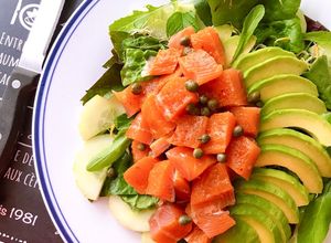 Hình của món Salad Cá Hồi Xông Khói, Bơ & Rau Quả Sốt Chanh.