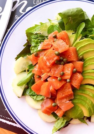 Hình của món Salad Cá Hồi Xông Khói, Bơ & Rau Quả Sốt Chanh.