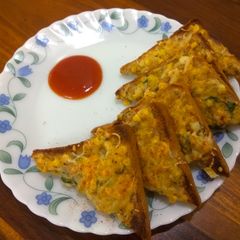 A picture of Cheese corn & capsicum toast.