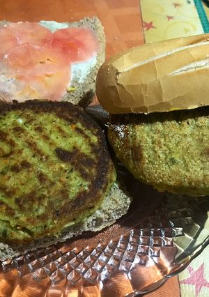 Una foto de Hamburguesas de pollo, verduras y queso