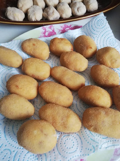 Una foto de Croquetas de jamón con sofrito de cebolla en Mambo