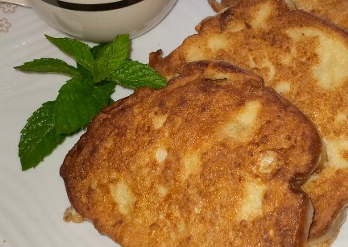 Bread in egg with mint tea