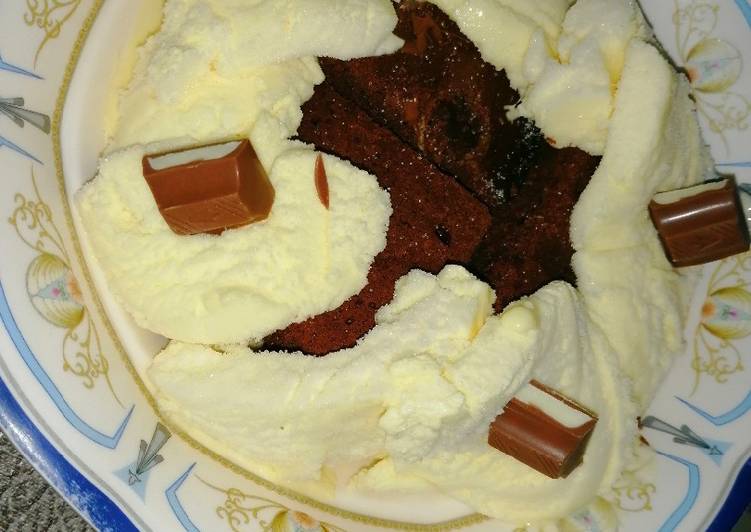 Brownies with vanilla ice cream �?��?