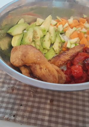 Une photo de Buddah bowl au poulet mariné 🥑🥒🍗🍅🍚🥢