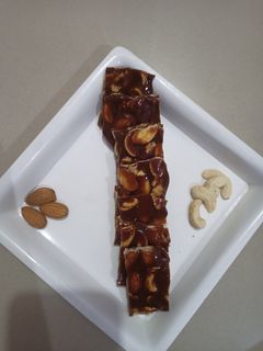 ડ્રાયફ્રુટ ચીકી (Dryfruit Chikki Recipe in Gujarati) રેસીપી મુખ્ય ફોટો